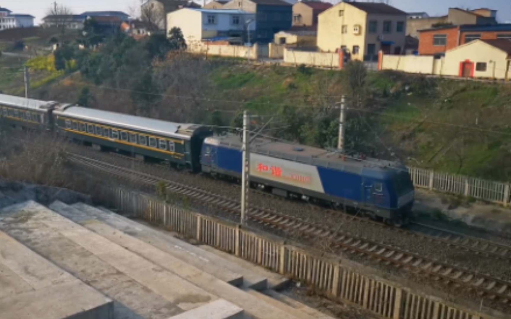 武局襄段hxd3c0107牵引襄阳至哈尔滨k974次通过汉丹铁路洪山头跨线桥