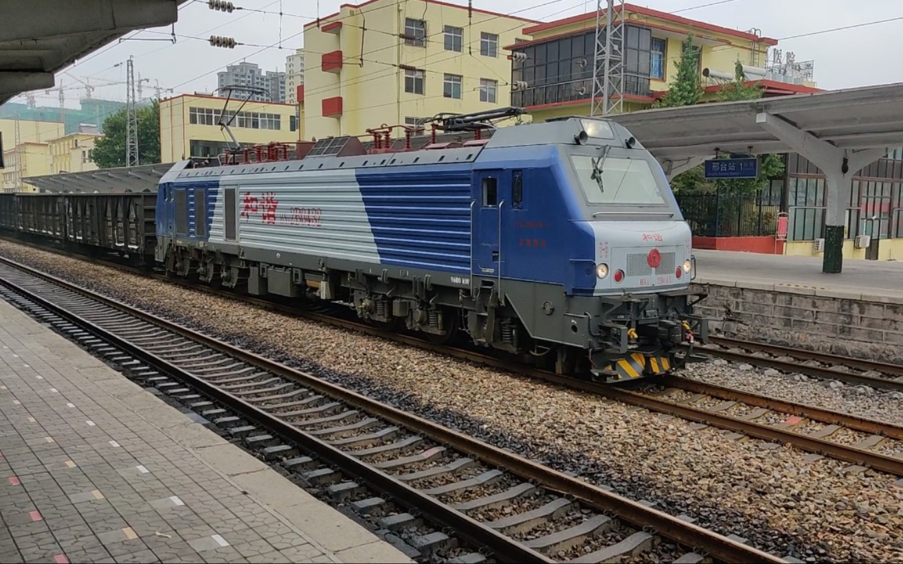 铁路随拍京局邯段hxd2b0432牵引全列敞车正线通过邢台站往沙河市方向