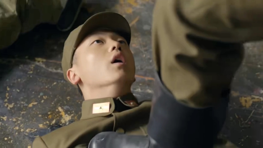 来自帅哥的马靴踩踏,求饶也没用