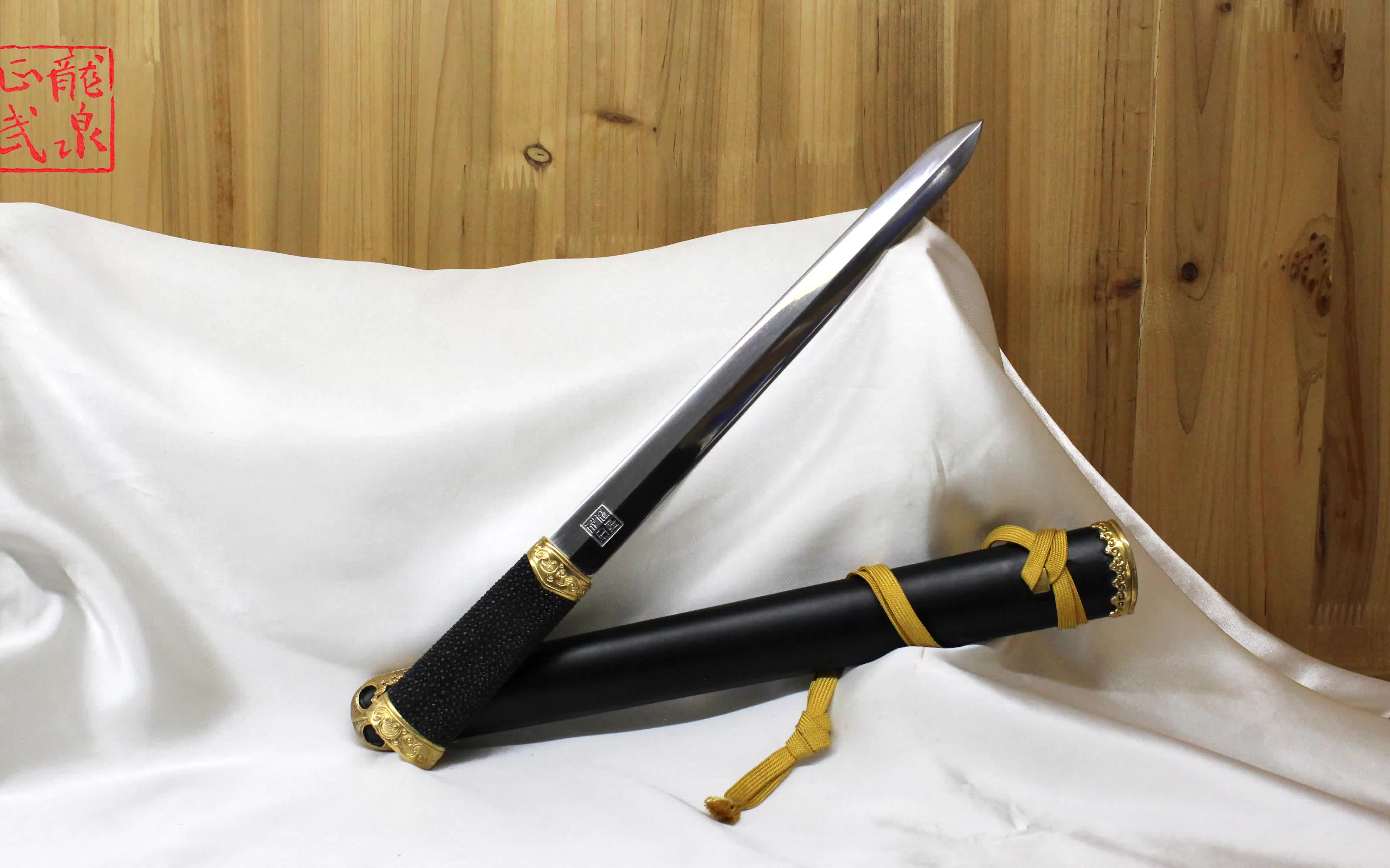 龙泉铸剑师周正武龙泉剑三枚地肌鱼皮柄漆鞘铜装四面短剑198