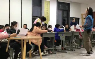 老师教唱天地龙鳞 小朋友们认真学唱