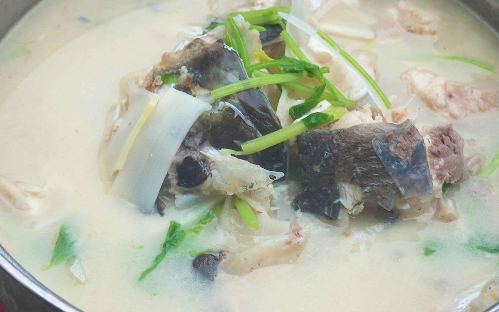 老福州人的味道酸笋鱼头汤闻着臭吃着会上瘾揭开锅盖那一刻饿了