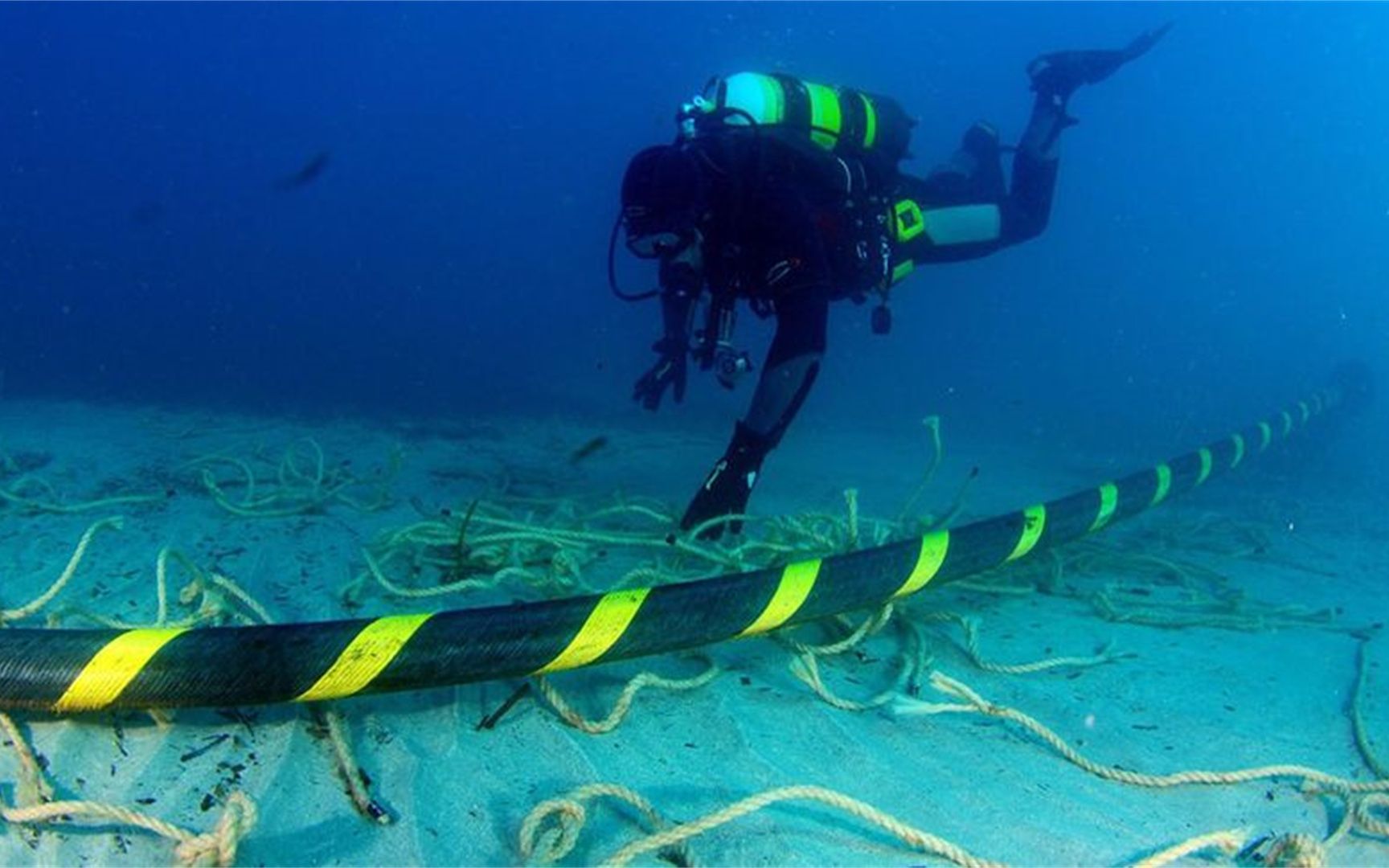 海水那么深,海底光缆是如何在海底进行铺设的?涨知识了!