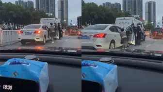 Download Video: 女子追尾武装押运车，押运人员持枪下车警戒，画面严肃又好笑！