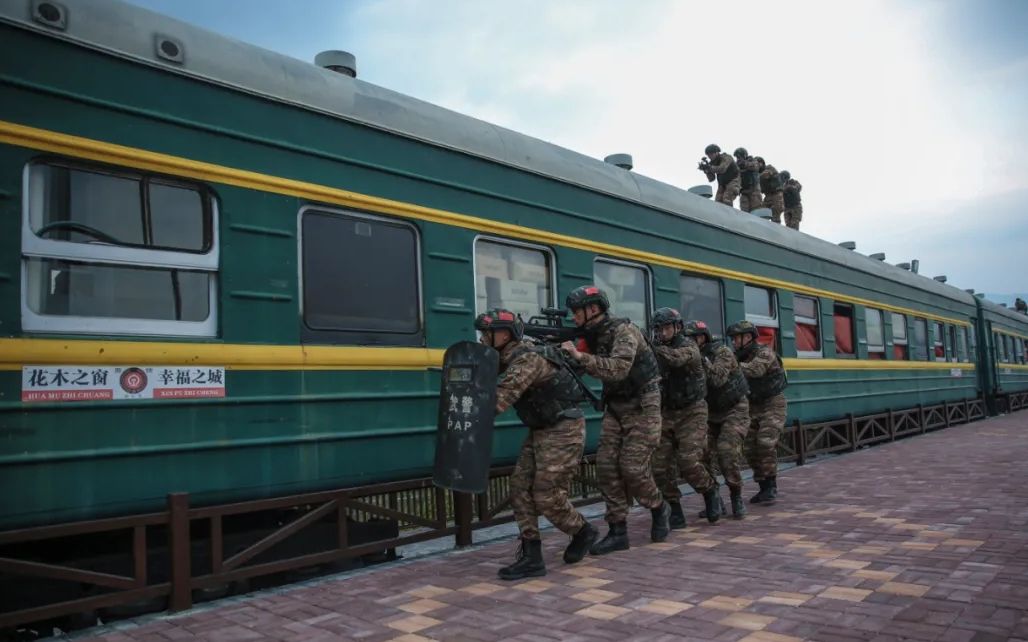 浙江武警特战反火车劫持训练哔哩哔哩bilibili