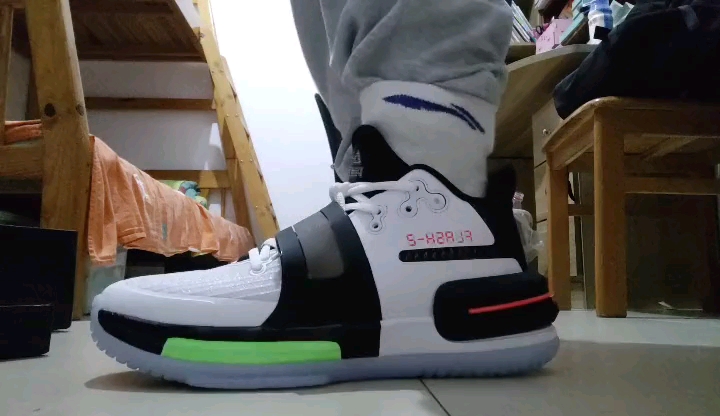 二百三的匹克闪现2 满满的踩屎感 碳板水晶底