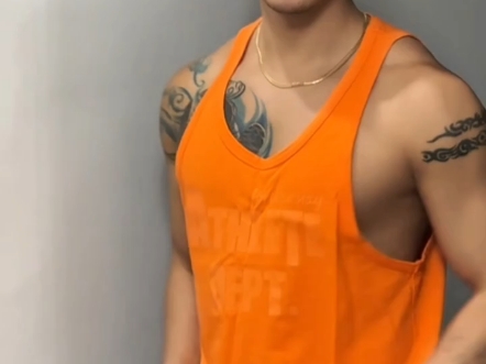 火力全开!肌肉男穿上橙色背心,瞬间点燃夏日激情,回头率爆表!