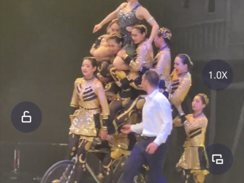 12人车技——骑脖子!