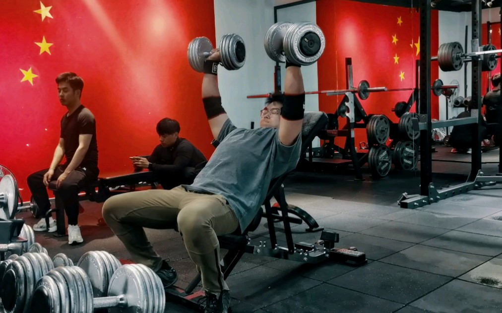 40kg哑铃上斜推 练上胸