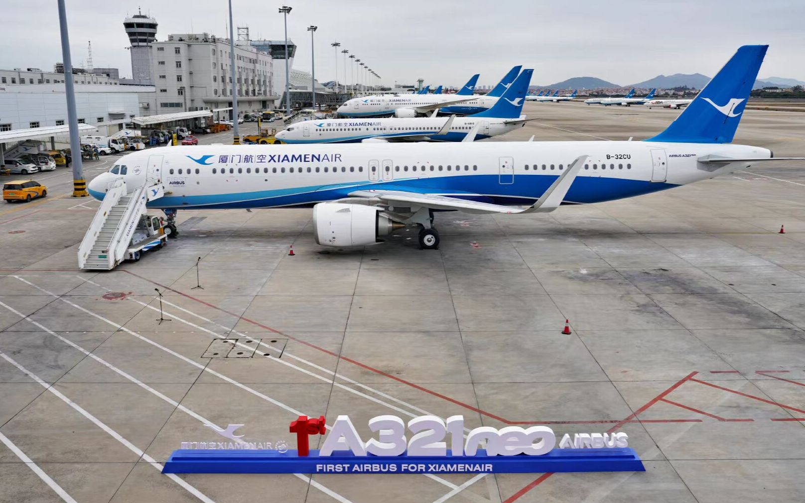 厦门航空首架空客a321neo厦门高崎机场降落,过 (虚空) 水门