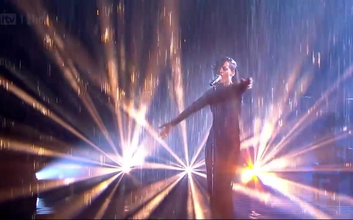 [图]【X音素经典现场-蕾哈娜献唱钻石】Rihanna - Diamonds (Live 2012.11.25 The X-Factor)