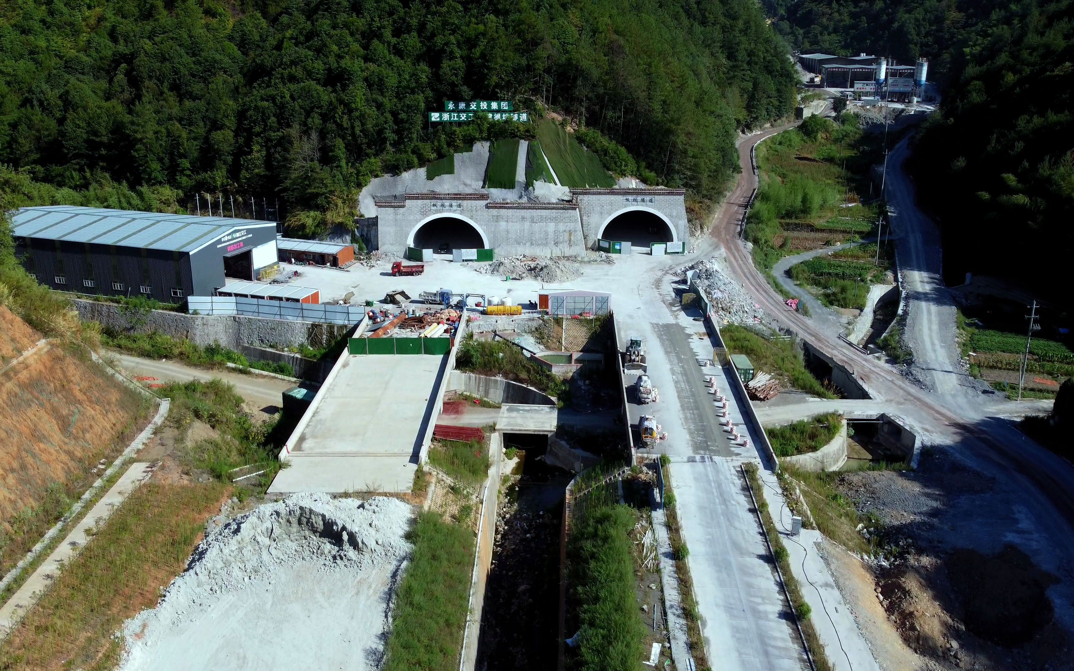航拍建设中的浙江永义公路枫坑隧道,从高空看永康山的那面是义乌
