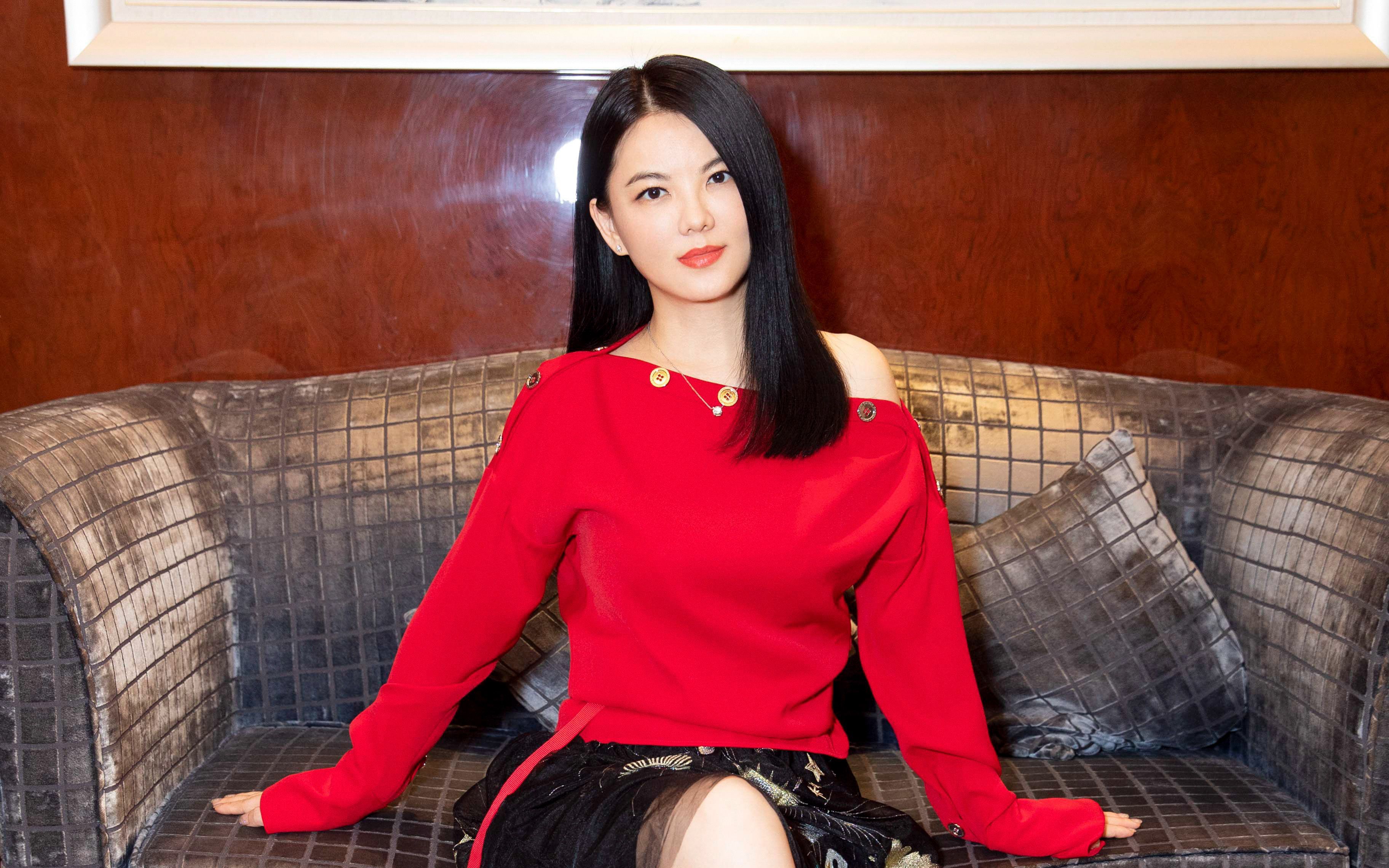 李湘人生的前半场,享受灯光掌声主持台,是湖南台貌美如花的一姐