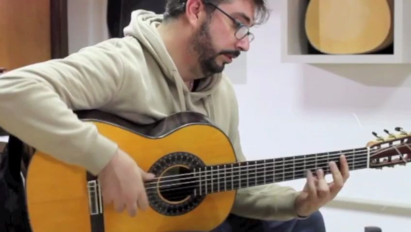 [图]Ruben tocando una Guitarra flamenca de Paco Rey