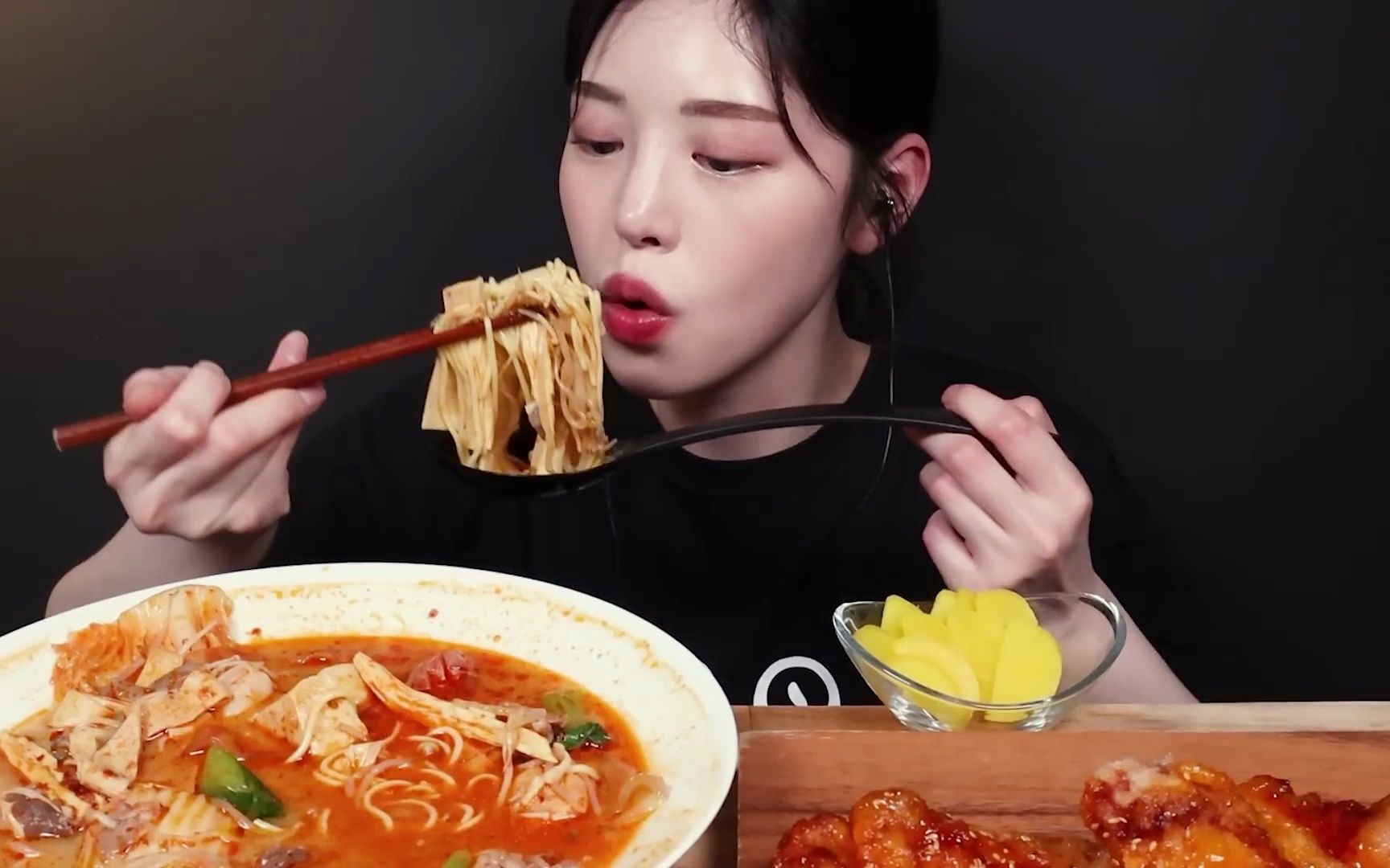 【韩国吃播boki】)麻辣烫加好多面条吃播!还有锅包肉 mukbang asmr(1)