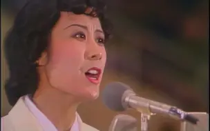 Télécharger la video: 《乡间小路》【苏小明_80年新星音乐会_1980年9月23日（中秋节）24日•首都体育馆】