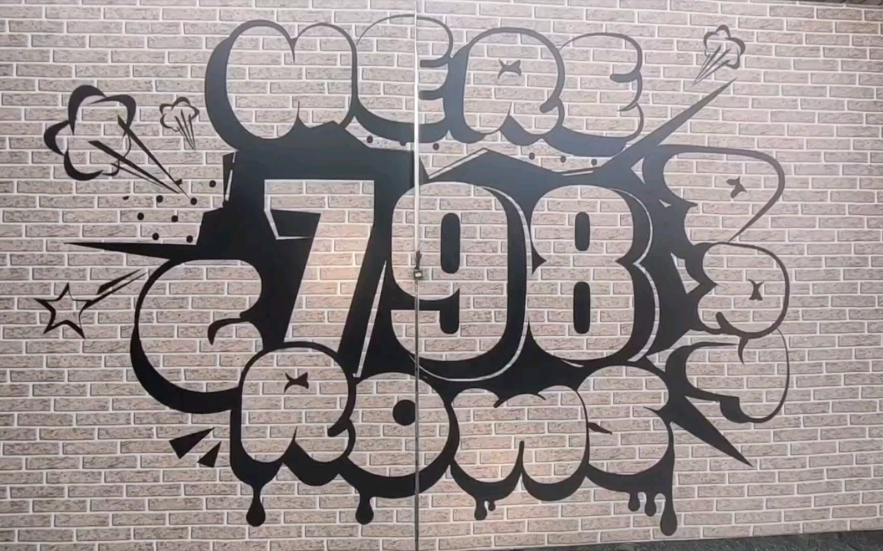 北京798艺术中心区看各色涂鸦和雕塑