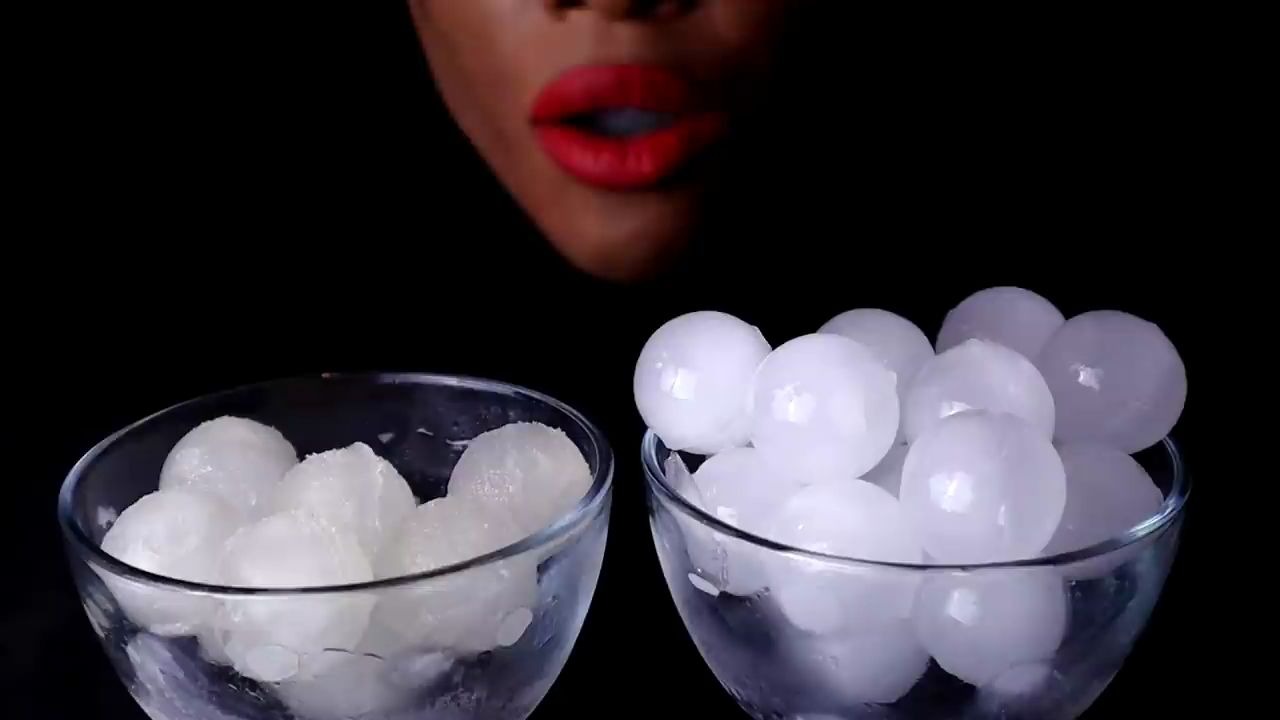 【screamin memein】【咀嚼音】冰块 大型冰弹 吃冰_哔哩哔哩_bili