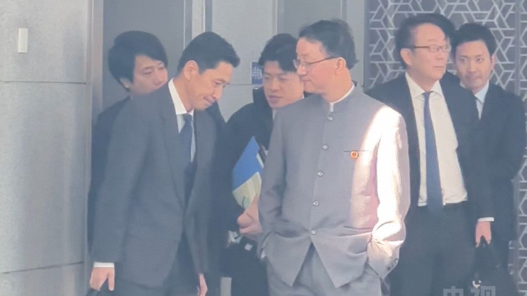 日本外务省官员离开中国外交部