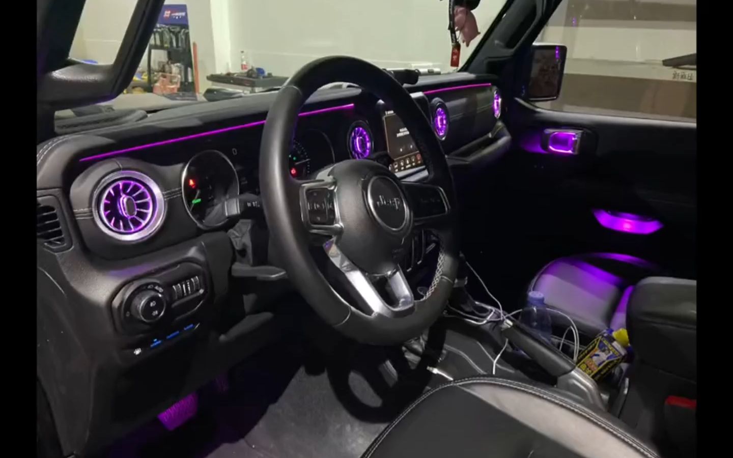 牧马人的氛围灯,气质一点都不输给梅赛德斯奔驰