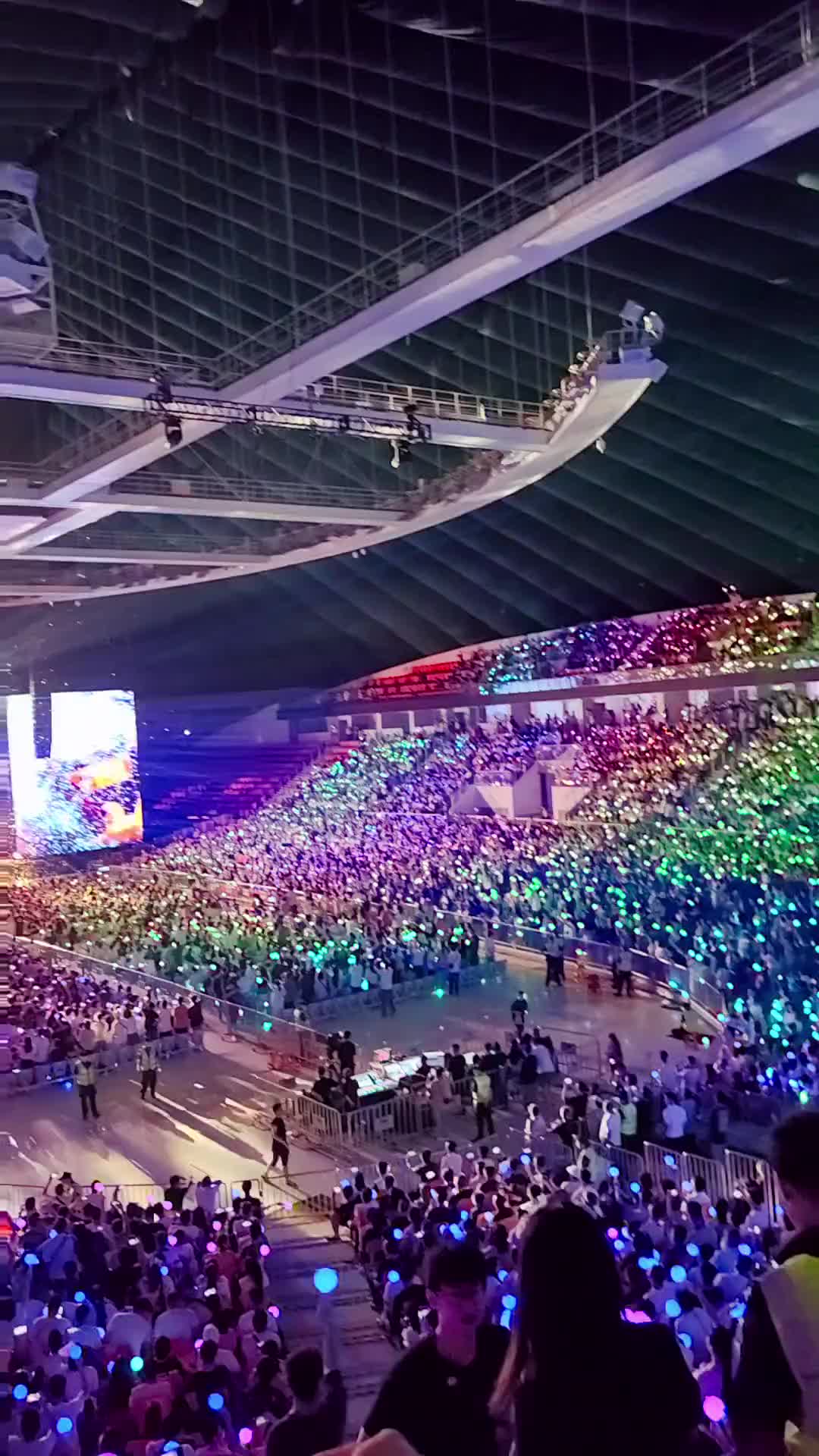 许巍无尽光芒巡演广州站圆满结束昨晚的广州体育馆座无虚席气氛热