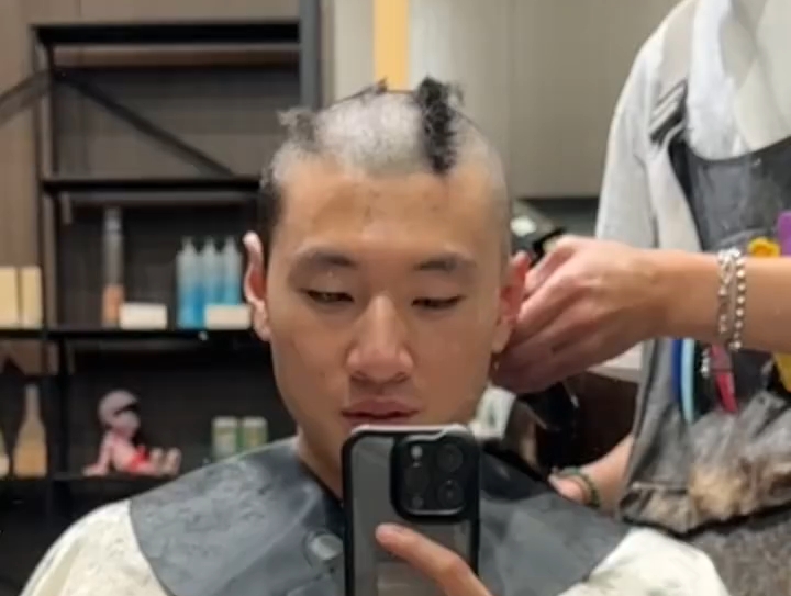 很帅的小哥愿意剃光头