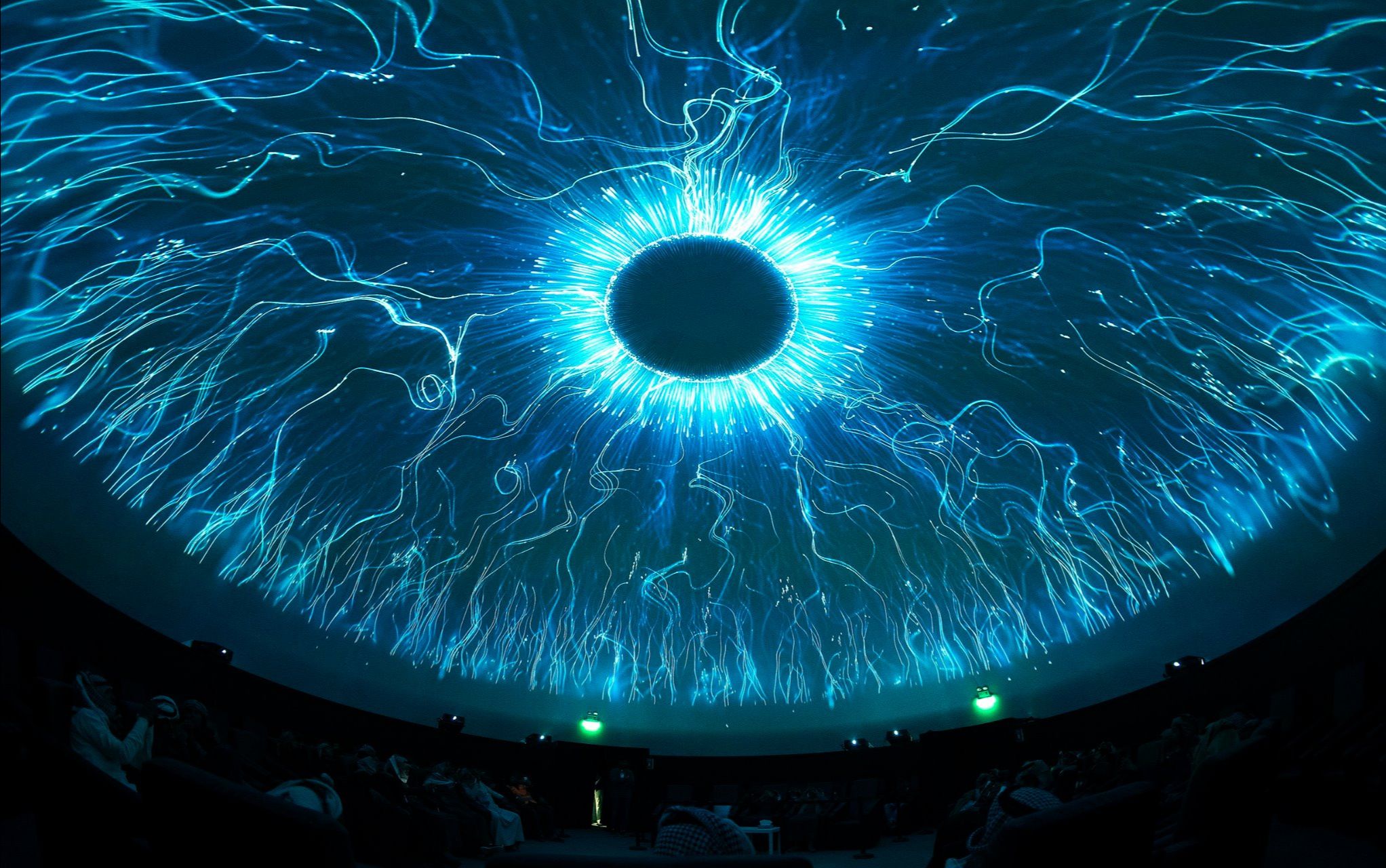 在沙漠中直径19米的穹顶影院中来一场宇宙的穿越之旅,阿齐兹国王骆驼