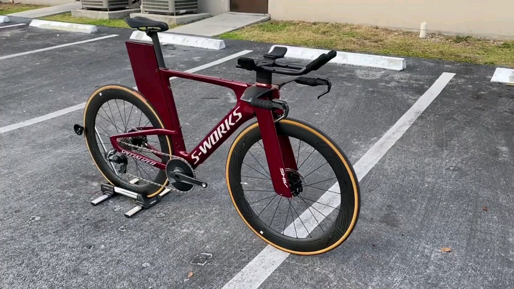 s-works世界顶级品牌:号称最快铁人三项公路车,目睹一下长啥样_哔哩
