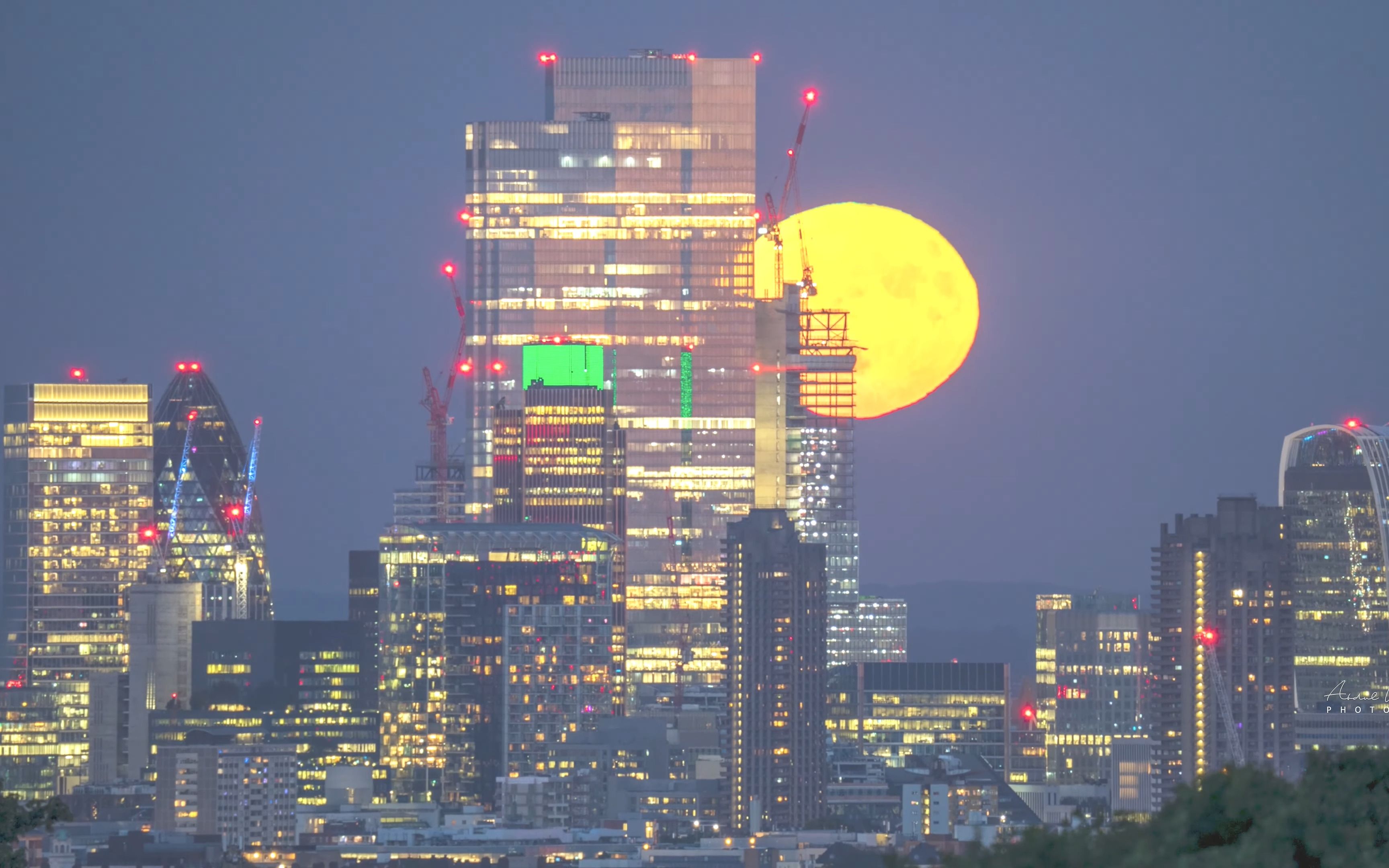 伦敦城市背后的超级月亮升起长焦镜头4k