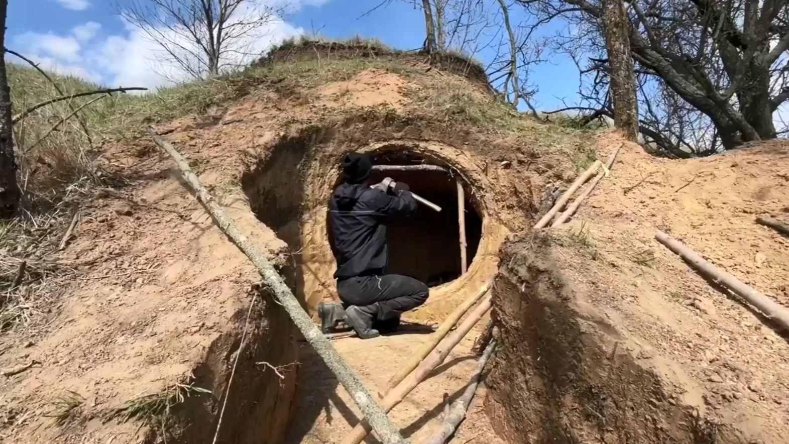 [图]和我的狗子一起建造一个秘密的地下庇护所，有温暖的火炉和耐用的芦苇门