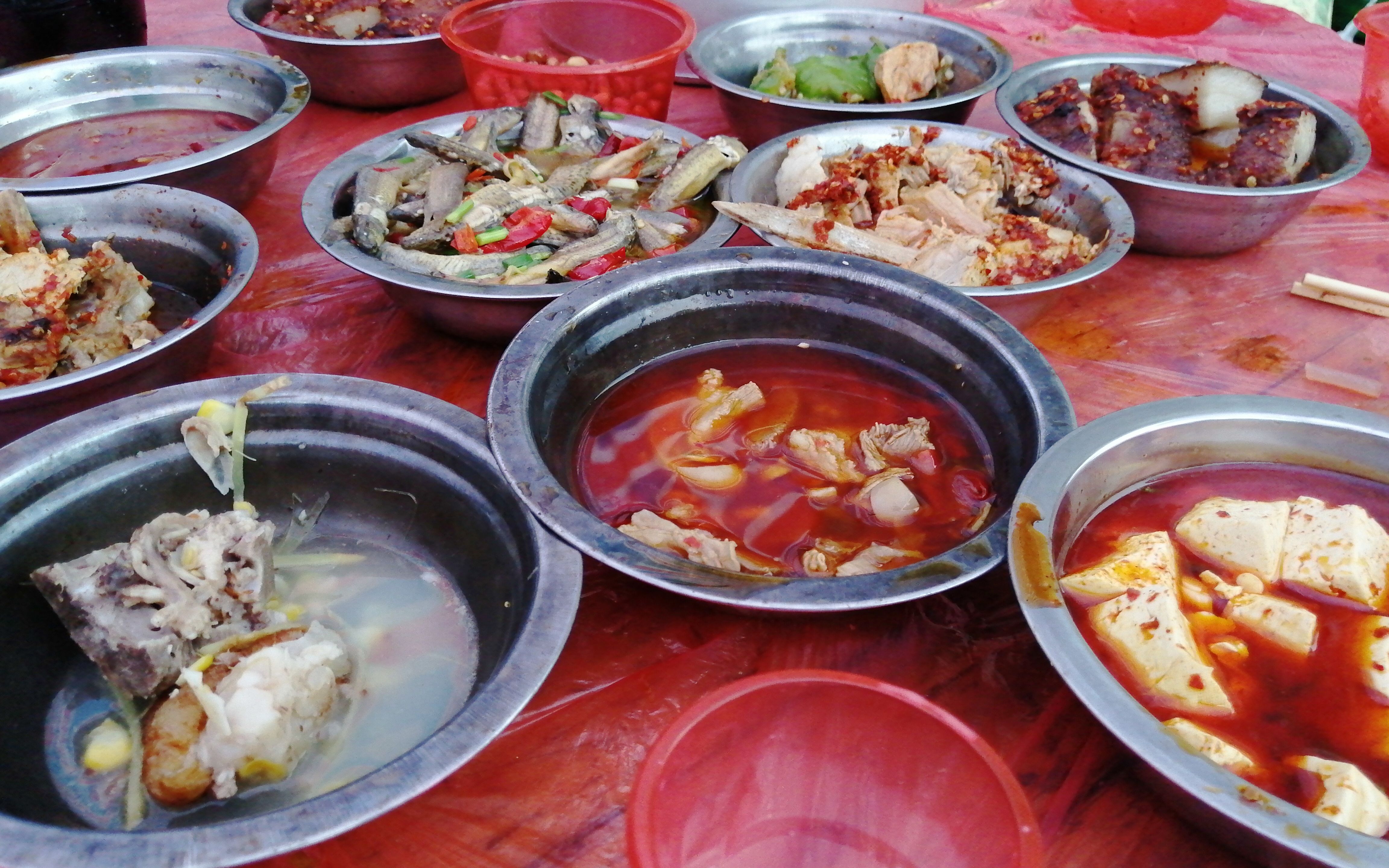 城里人嫌弃农村白事酒席,都说这才是农村最脏的酒席,你敢吃吗?