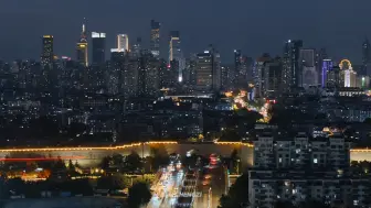 Скачать видео: 当南京地铁一号线穿过中华门城墙，映入眼帘的便是中华第一商圈，这内透程度可见六朝古都的繁华