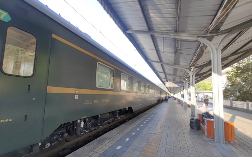 z77次凯里站开车车内记录,恰逢蓝精灵牵引货列通过