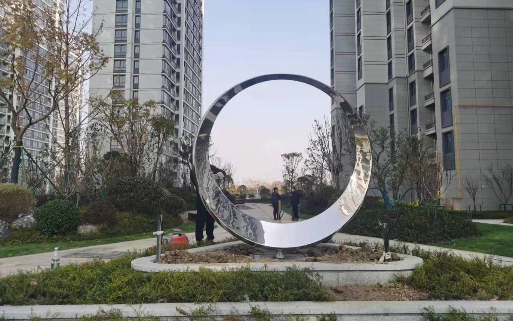 镜面不锈钢月亮圆环雕塑