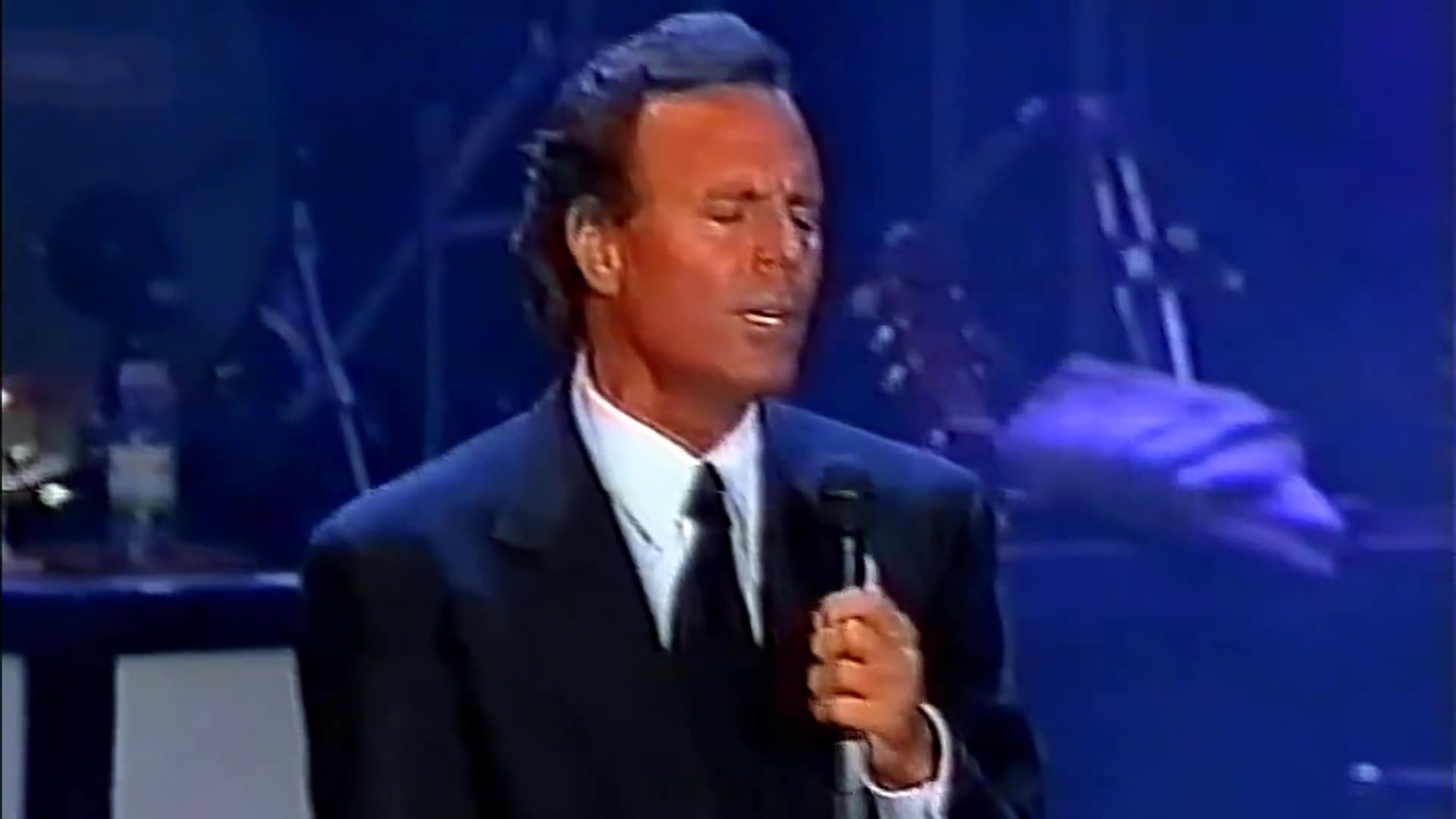 西班牙语情歌王子胡里奥ⷮŠ伊格莱西亚斯(Julio Iglesias)1995年在西班牙贝尼多姆的演唱会哔哩哔哩bilibili