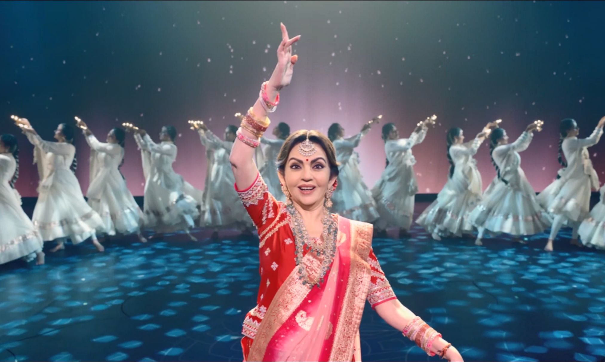 【自译】印度首富之妻献舞:这舞台便是她奉献一生