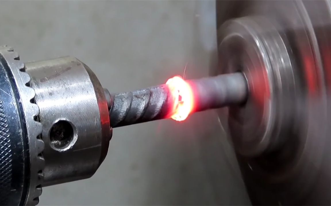 神奇的摩擦焊接转着转着两块金属就连到一起了让人大开眼界