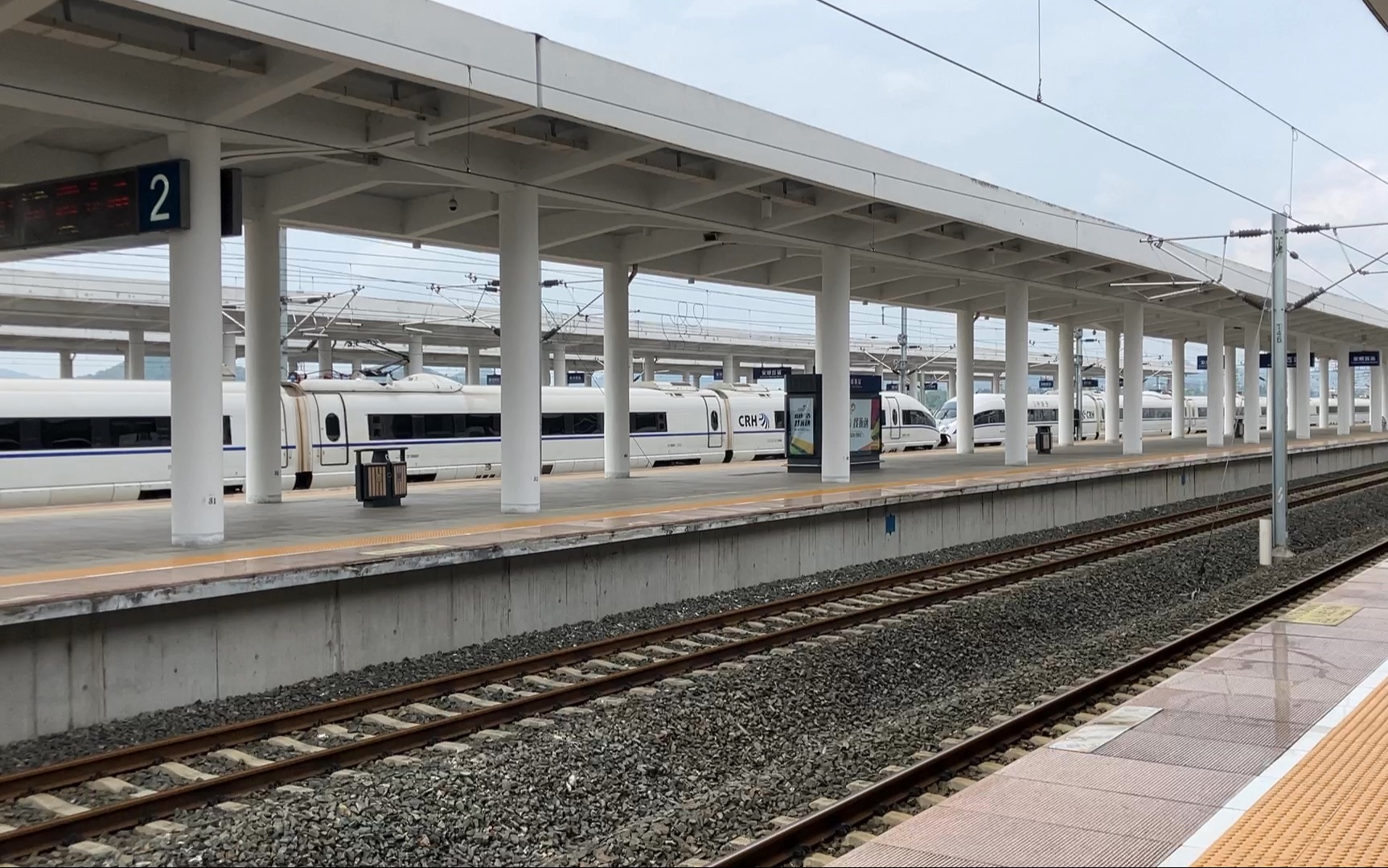 crh380b重联风驰电掣通过贵州省安顺市安顺西站,感受「嗖嗖嗖」的中国