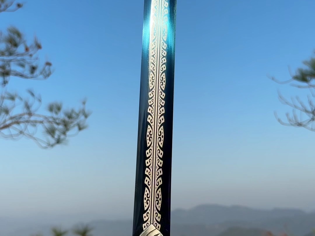 手握三尺青锋剑 心中何事不能平