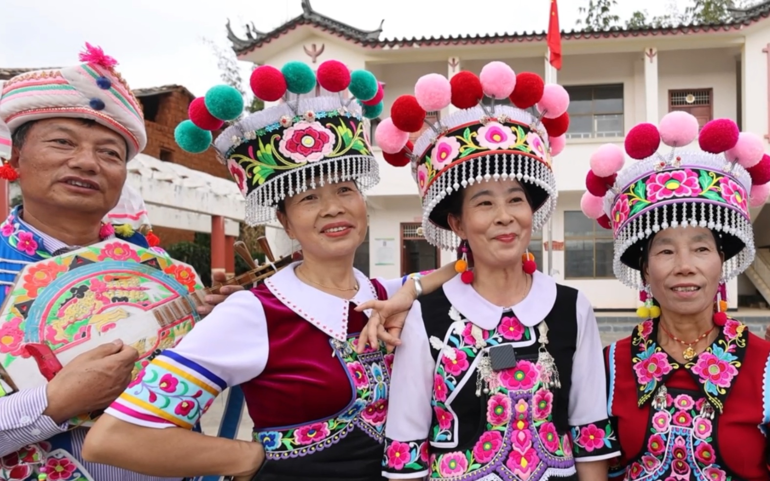 云南人的快乐很简单,彝族阿表哥阿表妹左脚舞跳起来