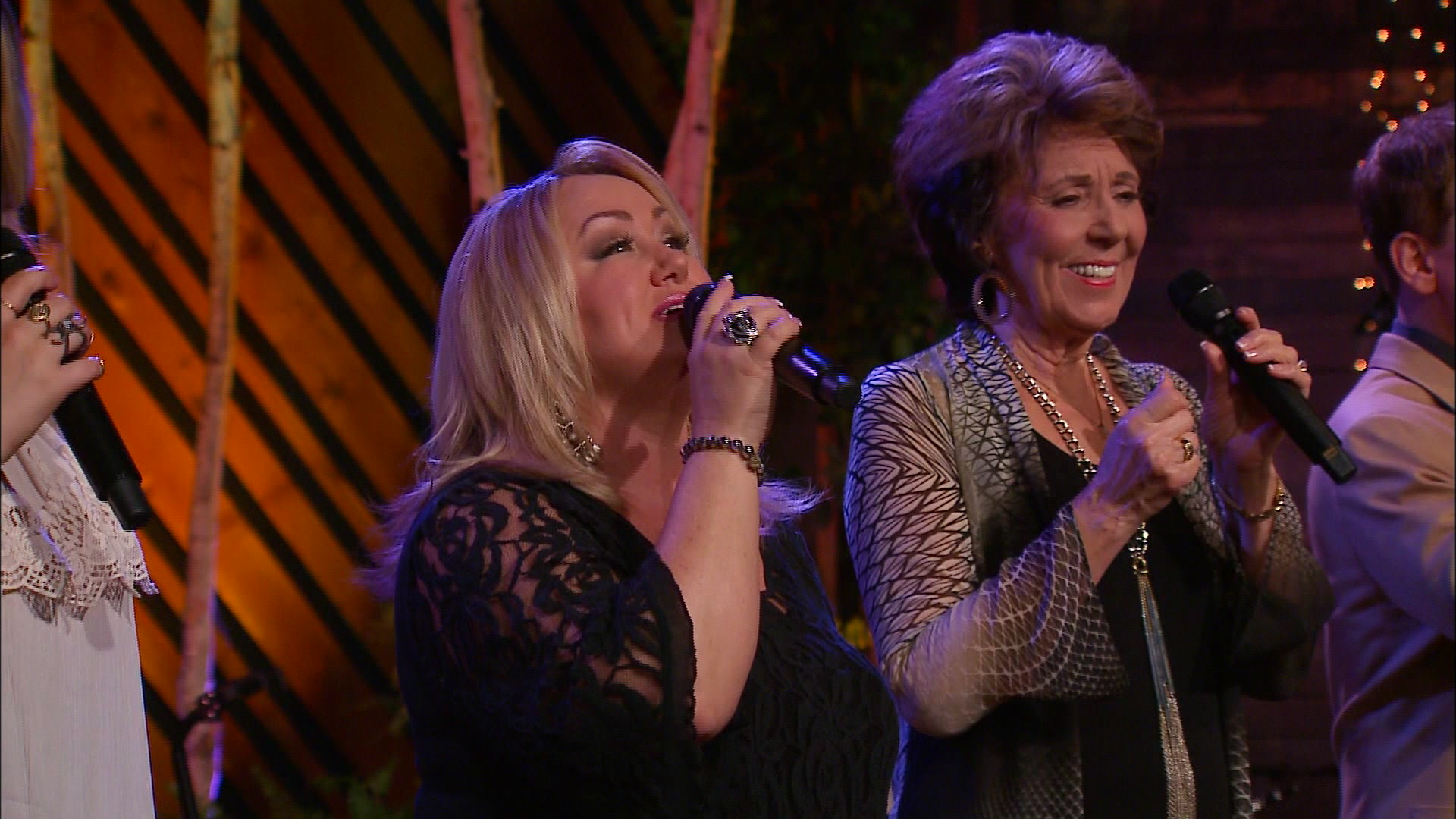 god walks the dark hills (live) - the hoppers