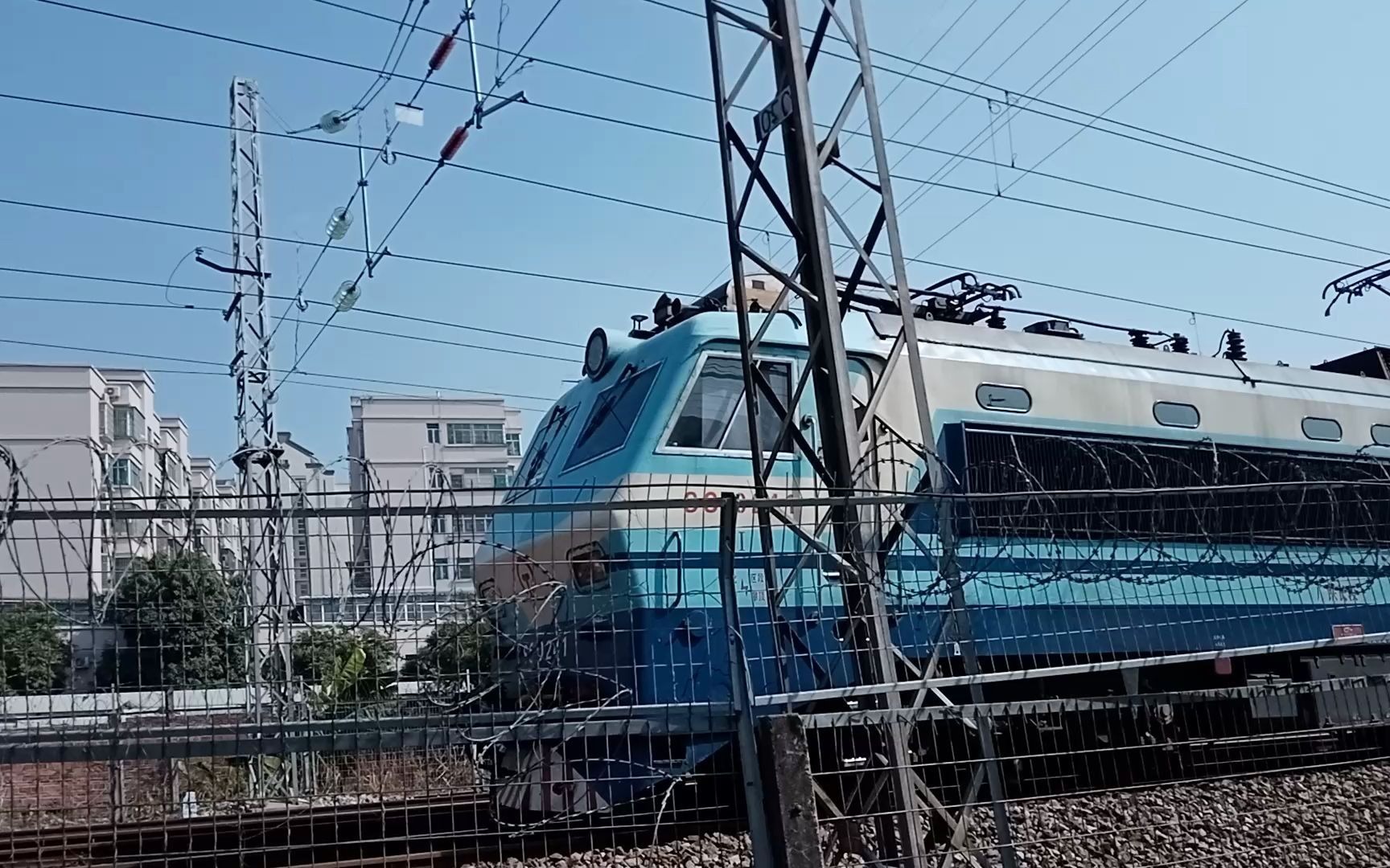 广铁长段的ss8型电力机车牵引k936次列车从广州北站附近通过