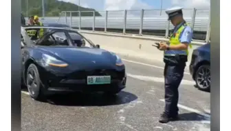 特斯拉被撞起火，再次证明它的安全