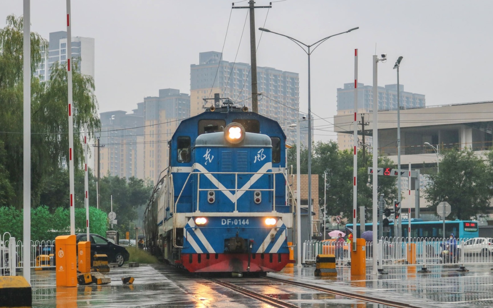 西局西段df7 0144牵引小列罐车通过某无人看守道口