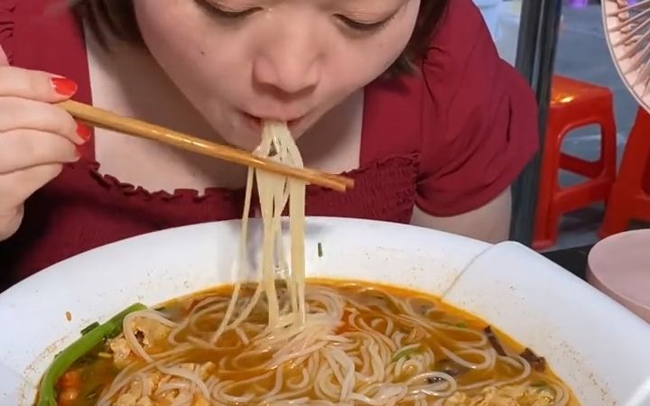 福建美女那么爱吃螺蛳粉,应该能吃完这一大盆吧!