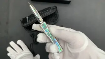 Download Video: Microtech 微技术大剑标超智UTX-70 不锈钢镶嵌鲍贝柄M390镶嵌鲍贝双刃 镜面表面 编号009