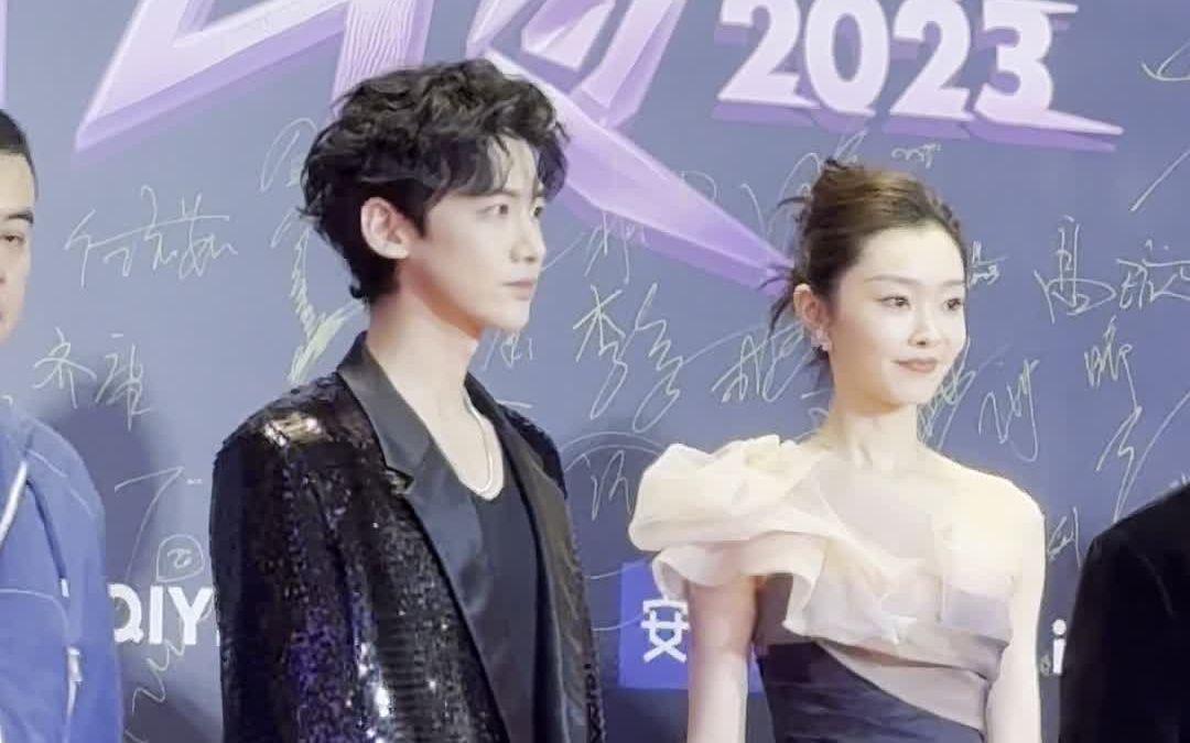 真情侣好甜!白敬亭宋轶合体 高颜值cp配一脸