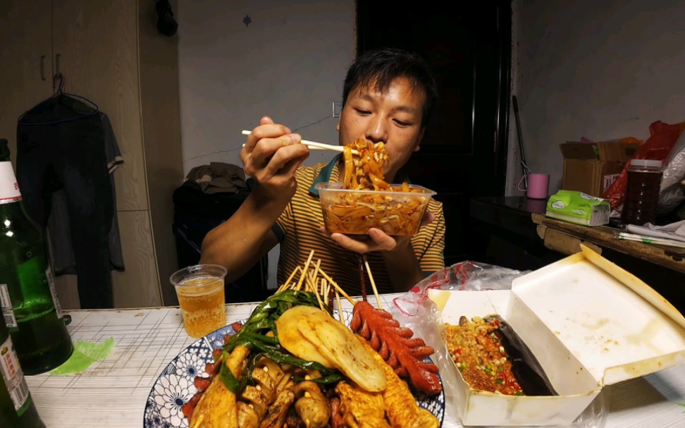 阿源发工资了,花110块钱买了一堆食物,看看都有哪些好吃的哔哩哔哩bilibili