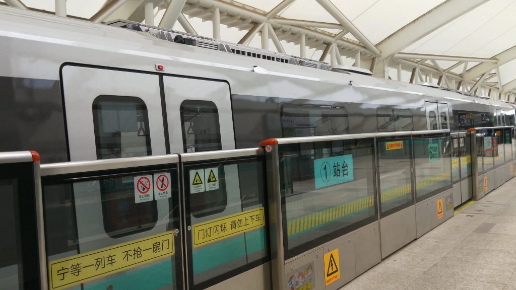 上海地铁16号线16a02列车龙阳路站出站