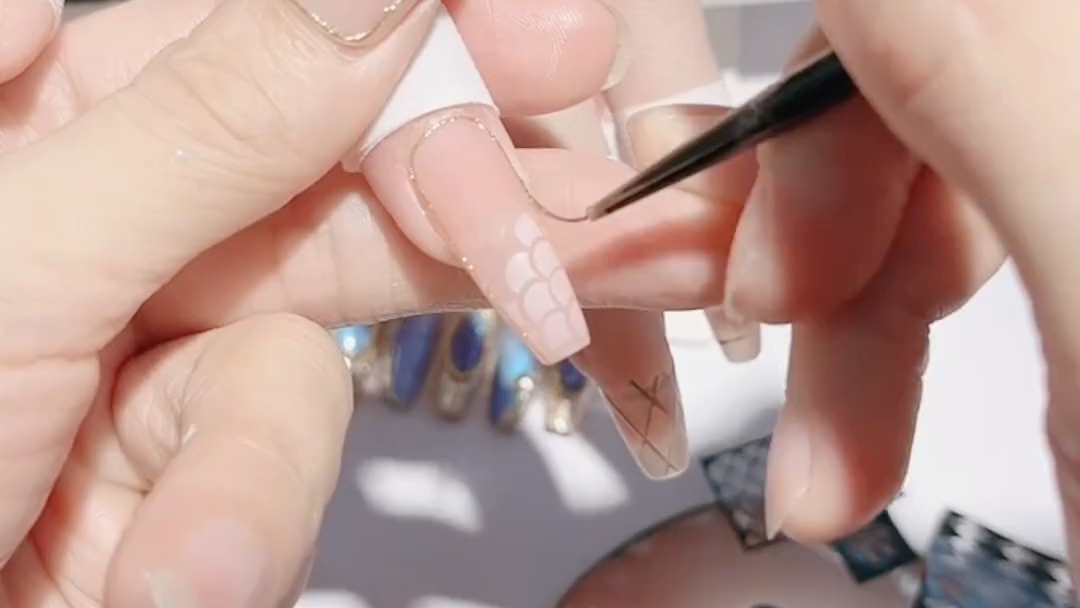 梦幻闪闪鱼鳞美甲教程来啦